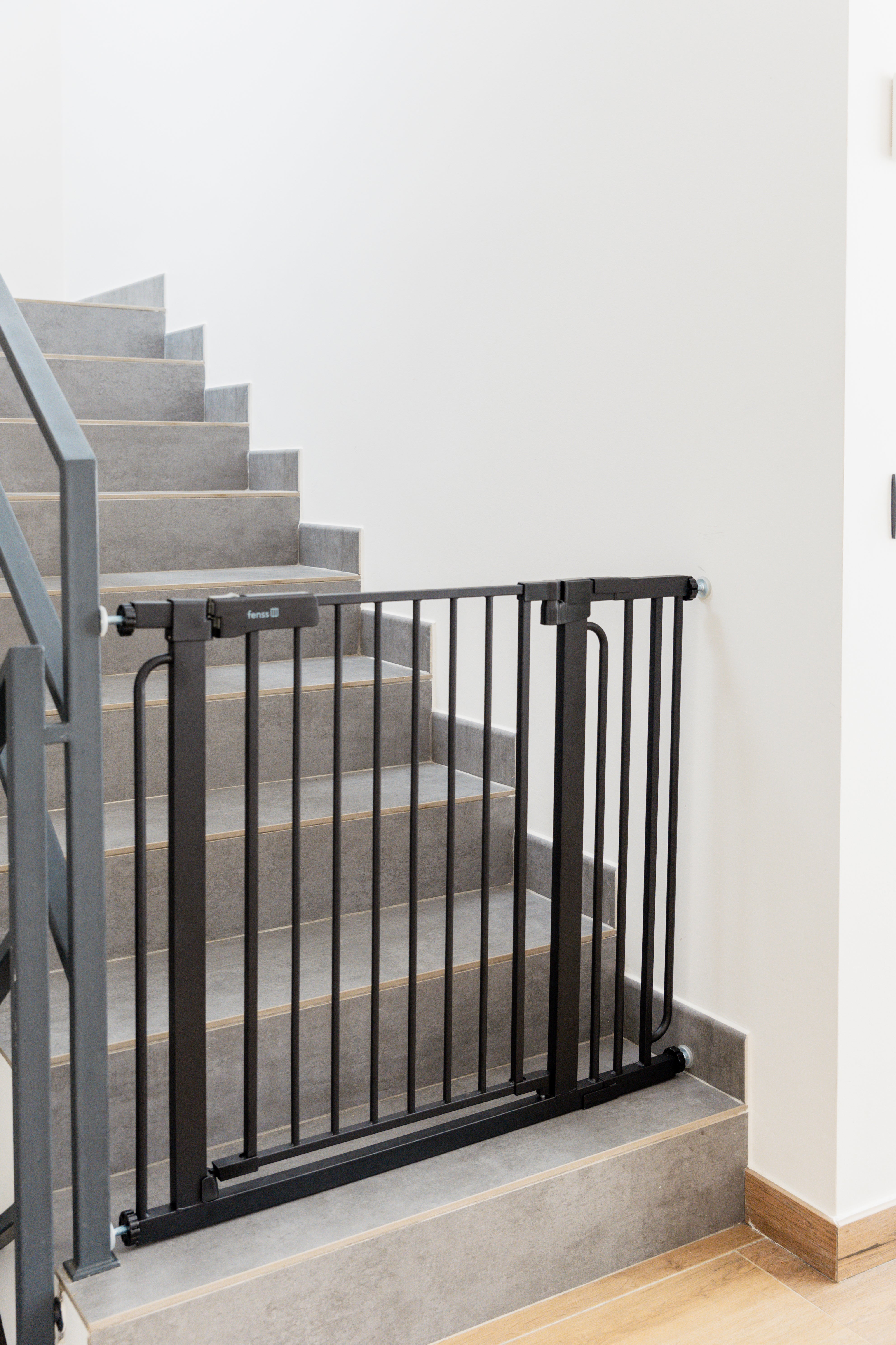Stair gate white (without drilling) - steel