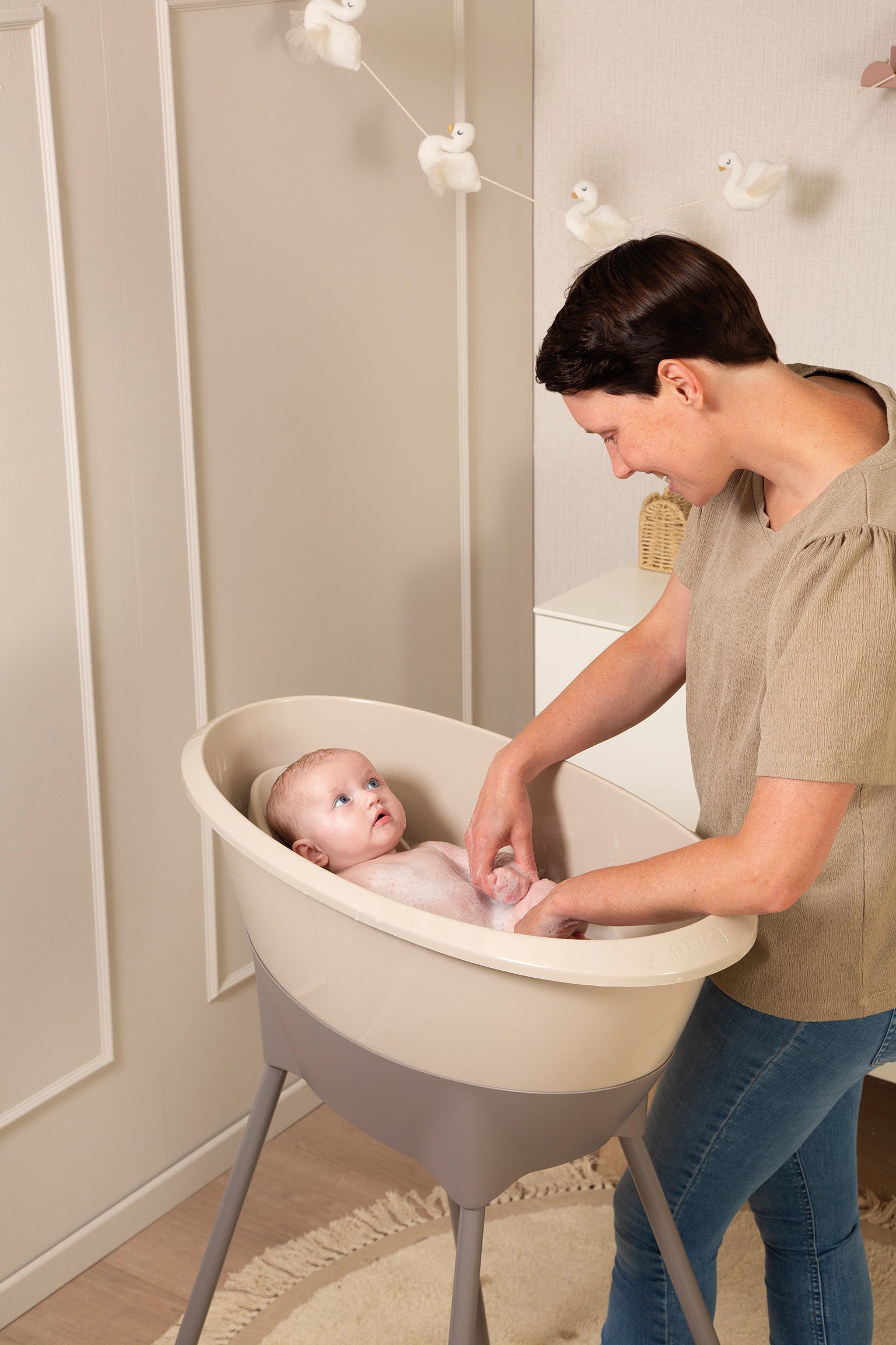 Bad Almond + badstandaard Chalk Brown